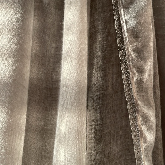 Gorgeous light grey shawl. Lightweight. With lace. Long. - Picture 6 of 7